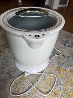 White Electric Towel Warmer  with Plastic Lid